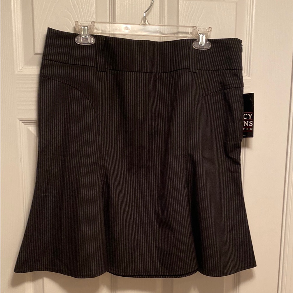 Brand New Tracy Evans Black Pinstripe Skirtsize 15